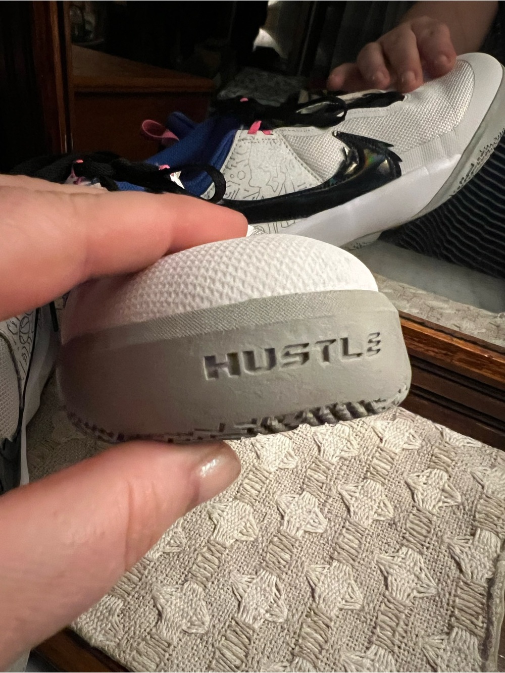 NIKE Team Hustle D10 SE Space Jam Basketball Sneakers White Blue Pink Girl's 5.5 - Picture 3 of 10